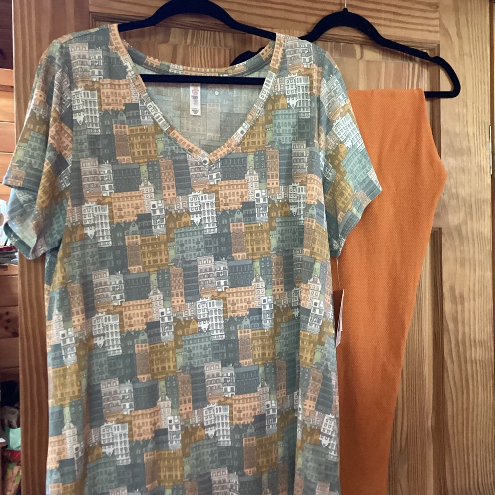 LuLaRoe Christy tee with coordinating leggings!